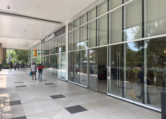 Apartment 150 Newport Boulevard, Near Terminal3 Airport *